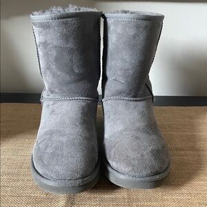 UGG Classic Short II boots in gray. Size 9. Excellent condition.